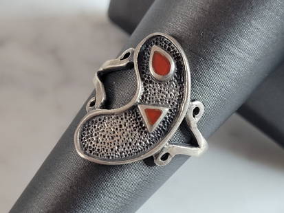 Womens Sterling Silver Modern Abstract Coral Ring: FOR SALE IS A LOVELY VINTAGE ESTATE STERLING SILVER RING WITH CORAL COLORED STONES. THE RING SIZE IS AN 7.5, AND WEIGHS 4.1g. THIS WOULD MAKE A NICE GIFT FOR THAT SOMEONE SPECIAL. ANY OTHER QUESTIONS,