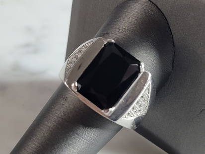 Mens Estate Sterling Silver Modernist Onyx Ring: A MENS ESTATE STERLING SILVER MODERNIST ONYX COLORED GLASS RING. THE RING IS A SIZE 10.0 AND WEIGHS 11.0g. RING MEASURES ABOUT 1/2" LONG. RING IS MARKED 925 ON THE INSIDE OF THE BAND. THE RING MAKES A