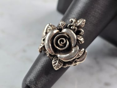 Womens Vintage Estate Sterling Silver Flower Ring