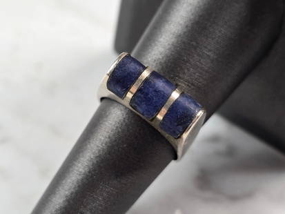 Womens Vintage Estate Sterling Silver Lapis Lazuli Stone Ring: A WOMENS VINTAGE STERLING SILVER LAPIS LAZULI STONE RING. THE TOTAL WEIGHT IS 7.5g, AND IS A SIZE 7.25. THE RING MEASURES 1/4". THIS RING WOULD MAKE A GREAT GIFT FOR SOMEONE SPECIAL. ANY QUESTIONS PLE