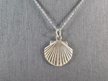Womens Vintage Estate Sterling Necklace W/ Silver Seashell Pendant