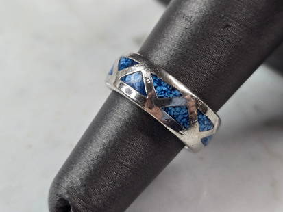 Womens Vintage Estate Sterling Silver Lapis Lazuli Stone Ring: A WOMENS VINTAGE STERLING SILVER LAPIS LAZULI STONE RING. THE TOTAL WEIGHT IS 6.6g, AND IS A SIZE 5.75. THE RING MEASURES 1/4". RING IS NOT MARKED BUT IT HAS BEEN TESTED. THIS RING WOULD MAKE A GREAT