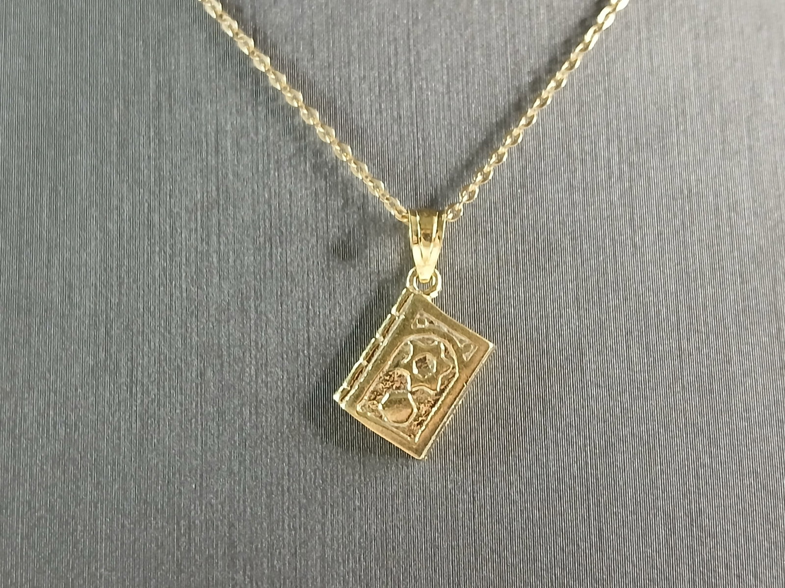 Sterling Silver Gold Tone Jewish Judaica Star of David Pendant: A STERLING SILVER GOLD TONE STAR OF DAVID PENDANT WITH NECKLACE. THE PENDANT WITH NECKLACE WEIGHS 3.5g. THE NECKLACE MEASURES 18" LONG, AND THE PENDANT MEASURES 5/8" LONG BY 3/8" WIDE. MAKES A GREAT G