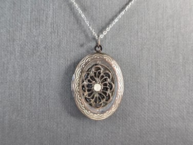 Womens Vintage Estate Sterling Silver Necklace W/ Locket Pendant