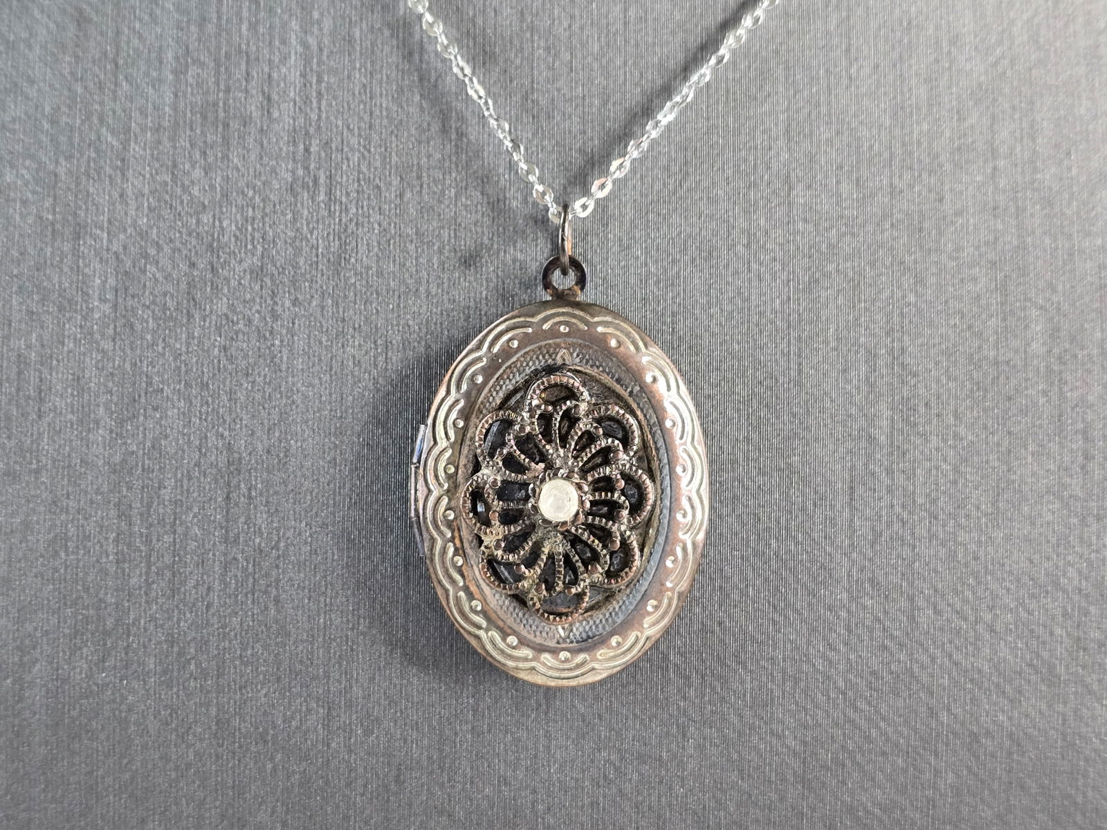 Womens Vintage Estate Sterling Silver Necklace W/ Locket Pendant: A WOMENS VINTAGE ESTATE STERLING SILVER NECKLACE WITH LOCKET PENDANT. THE NECKLACE MEASURES 18" LONG AND THE PENDANT MEASURES 1 1/4" BY 7/8". TOGETHER THEY WEIGH 7.8g. ANY QUESTIONS PLEASE ASK. BE SUR
