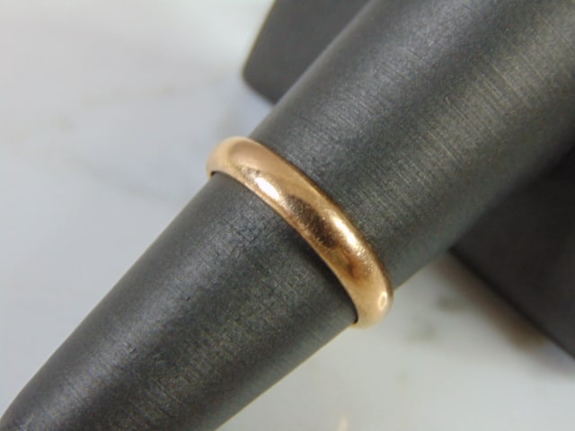 Womens 18K Yellow Gold Wedding Band Ring: FOR SALE IS THIS WOMENS VINTAGE ESTATE 18K YELLOW GOLD WEDDING RING, THAT WEIGHS 3.9g, AND IS A SIZE 6.75. THE WIDTH OF THE RING IS 1/8". RING IS NOT MARKED BUT IT HAS BEEN TESTED AND IS GUARANTEED TO
