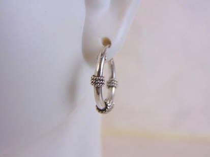 Womens Vintage Estate Sterling Silver Hoop Earrings: A PAIR OF WOMENS STERLING SILVER HOOP EARRINGS. EARRINGS WEIGH 1.8g AND MEASURES 3/4" IN DIAMETER. ANY OTHER QUESTIONS, PLEASE DO NOT HESITATE TO ASK. BE SURE TO CHECK OUT SOME OF MY OTHER GREAT