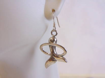 Womens Vintage Sterling Silver Whale Tail Earrings: A PAIR OF WOMENS STERLING SILVER WHALE TAIL EARRINGS. THE EARRINGS WEIGH 4.0g, AND MEASURE 1 1/2" LONG BY 7/8" WIDE. THEY MAKE A LOVELY GIFT FOR THAT SOMEONE SPECIAL. IF ANY QUESTIONS, PLEASE ASK.
