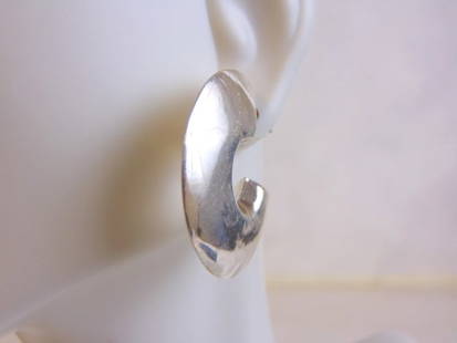 Womens Vintage Sterling Silver Open Hoop Stick Earrings: FOR SALE IS THIS PAIR OF WOMEN'S FINE STERLING SILVER OPEN HOOP STICK EARRINGS. THE EARRINGS WEIGH 8.5g. AND MEASURES 1 1/4" IN DIAMETER . CONDITION IS VERY NICE. THEY WOULD MAKE A LOVELY GIFT FOR