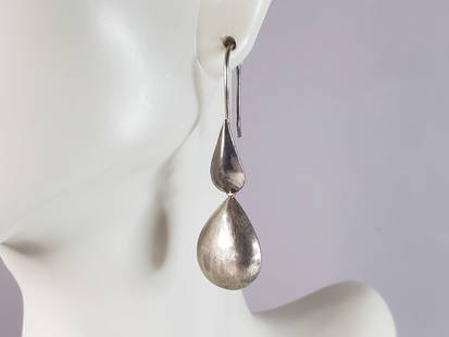 Womens Vintage Estate Sterling Silver Dangle Earrings: WOMENS VINTAGE ESTATE STERLING SILVER DANGLE EARRINGS. EARRINGS MEASURE 1 3/4" LONG BY 5/8" WIDE AND WEIGHS 4.8g. WOULD MAKE A LOVELY GIFT FOR THAT SOMEONE SPECIAL. BE SURE TO CHECK OUT SOME OF MY OTH