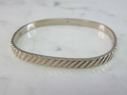 Womens Vintage Sterling Silver Modernist Bracelet: FOR SALE IS A LOVELY VINTAGE ESTATE .925 STERLING SILVER MODERNIST BRACELET. BRACELET OPENING MEASURES 6 5/8" BY 1/4" WIDE AND WEIGHS 16.8g. THIS WOULD MAKE A LOVELY GIFT FOR THAT SOMEONE SPECIAL. ANY
