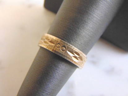 Womens Vintage Estate Sterling Silver Ring: A VINTAGE ESTATE STERLING SILVER FASHION RING THAT WEIGHS 3.1g AND IS A SIZE 6. BAND IS 1/4" IN WIDTH. ANY QUESTIONS PLEASE DO NOT HESITATE TO ASK. BE SURE TO CHECK OUT SOME OF OUR OTHER GREAT PIECES