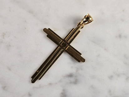 Vintage Estate 14K Gold Religious Cross Pendant: A WOMENS VINTAGE ESTATE 14K YELLOW GOLD RELIGIOUS CROSS PENDANT. THE PENDANT WEIGHS 2.7g AND MEASURES 2" LONG AND 1 1/4" WIDE. MAKES A GREAT GIFT FOR THAT SOMEONE SPECIAL. ANY QUESTIONS, PLEASE ASK. B