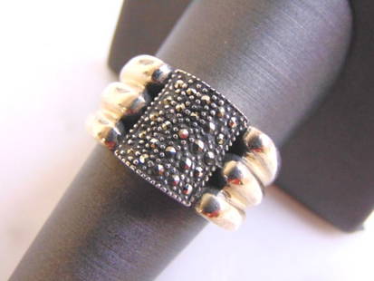 Womens Vintage Estate Sterling Silver Ring: FOR SALE IS THIS LOVELY VINTAGE STERLING SILVER RING. THE TOTAL WEIGHT IS 9.4g, AND IS A SIZE 9. THIS RING WOULD MAKE A GREAT GIFT FOR SOMEONE SPECIAL. ANY QUESTIONS PLEASE DONT HESITATE TO ASK. BE SU