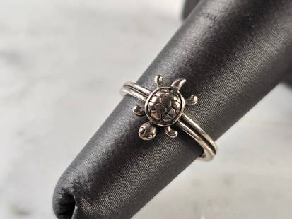 Womens Vintage Estate Sterling Silver Turtle Toe Ring: A WOMENS VINTAGE ESTATE STERLING SILVER TURTLE TOE RING. THE RING WEIGHS 1.6g, AND IS ABOUT 3/8" WIDE. THIS WOULD MAKE A NICE GIFT FOR THAT SOMEONE SPECIAL. ANY QUESTIONS PLEASE DO NOT HESITATE TO