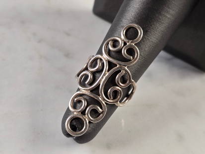 Womens Vintage Estate Sterling Silver Modernist Ring: A WOMENS VINTAGE ESTATE STERLING SILVER MODERNIST RING. THE TOTAL WEIGHT IS 3.4g, AND IS A SIZE 4.5. THE LENGTH OF THE RING IS 1 1/2". THIS RING WOULD MAKE A GREAT GIFT FOR SOMEONE SPECIAL. ANY