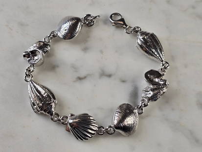 Womens Vintage Estate Sterling Silver Seashell Link Bracelet: A WOMENS VINTAGE ESTATE STERLING SILVER SEASHELL LINK BRACELET. THE BRACELET WEIGHS 25.9g, AND MEASURES 7 3/4" LONG BY 5/8" WIDE. THIS MAKES A WONDERFUL GIFT FOR THAT SOMEONE SPECIAL. BE SURE TO