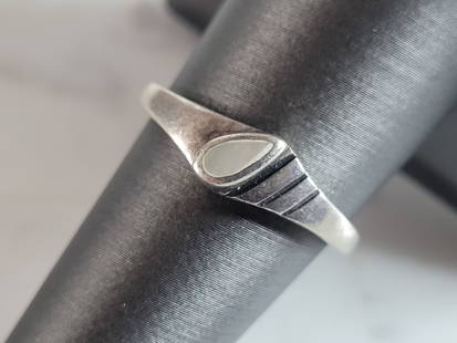 Womens Vintage Estate Sterling Silver Modernist Ring: A WOMENS VINTAGE ESTATE STERLING SILVER MODERNIST RING. THE RING SIZE IS A 7.75, AND WEIGHS 2.7g. THE WDITH OF THE RING IS 1/4". THIS WOULD MAKE A NICE GIFT FOR THAT SOMEONE SPECIAL. ANY OTHER
