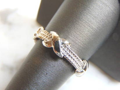 Womens Vintage Estate Sterling Silver Ring: FOR SALE IS THIS LOVELY VINTAGE STERLING SILVER RING. THE TOTAL WEIGHT IS 4.1g, AND IS A SIZE 8.75. THIS RING WOULD MAKE A GREAT GIFT FOR SOMEONE SPECIAL. ANY QUESTIONS PLEASE DONT HESITATE TO ASK. BE