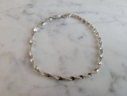 Womens Vintage Estate Twisted Sterling Silver Italian Bracelet: A WOMENS VINTAGE ESTATE TWISTED STERLING SILVER BRACELET THAT WAS MADE IN ITALY. BRACELET IS 7 3/4" BY 1/8", AND WEIGHS 3.5g. THIS WOULD MAKE A LOVELY GIFT. ANY QUESTIONS PLEASE ASK. BE SURE TO