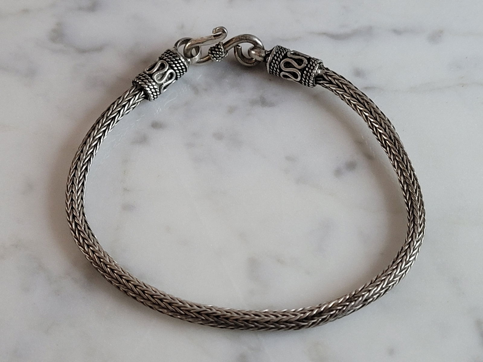 Womens Vintage Estate Sterling Silver Modernist Bracelet: A WOMENS OR MENS VINTAGE ESTATE STERLING SILVER MODERNIST BRACELET. BRACELET MEASURES 7 3/4" LONG BY 3/16" WIDE AND WEIGHS 12.2g. THIS WOULD MAKE A LOVELY GIFT FOR THAT SOMEONE SPECIAL. ANY QUESTIONS,
