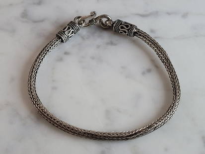 Womens Vintage Estate Sterling Silver Modernist Bracelet: A WOMENS OR MENS VINTAGE ESTATE STERLING SILVER MODERNIST BRACELET. BRACELET MEASURES 7 3/4" LONG BY 3/16" WIDE AND WEIGHS 12.2g. THIS WOULD MAKE A LOVELY GIFT FOR THAT SOMEONE SPECIAL. ANY