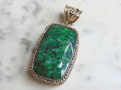 Womens Vintage Sterling Silver Aventurine Stone Pendant: FOR SALE IS THIS WOMENS VINTAGE ESTATE .925 STERLING SILVER AVENTURINE STONE PENDANT . NOT SURE IF STONES ARE REAL OR MAN MADE. PENDANT WEIGHS 27.8g AND PENDANT MEASURES 2 1/8" LONG BY 1"