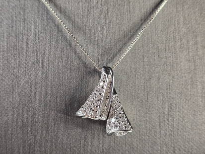 Womens Vintage Estate Sterling Silver CZ Stone Pendant W/ Necklace: A BEAUTIFUL WOMENS VINTAGE ESTATE STERLING SILVER CZ STONE PENDANT WITH NECKLACE. THE PENDANT MEASURES 7/8" BY 3/4". THE NECKLACE MEASURES 18". TOGETHER THEY WEIGH 7.4g. WOULD MAKE A GREAT GIFT FOR TH
