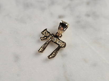 Vintage Estate 14K Gold Jewish Judaica Chai Charm Pendant: A WOMENS VINTAGE ESTATE 14K YELLOW GOLD CHAI CHARM PENDANT. THE PENDANT WEIGHS 0.8g AND MEASURES 5/8" LONG BY 1/2" WIDE. MAKES A GREAT GIFT FOR THAT SOMEONE SPECIAL. ANY QUESTIONS, PLEASE ASK.