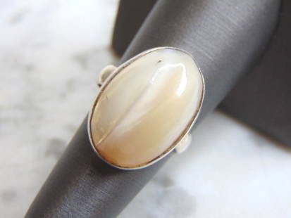 Womens Vintage Sterling Silver Chalcedony Stone Ring: FOR SALE IS THIS WONDERFUL WOMENS VINTAGE ESTATE STERLING SILVER CHALCEDONY STONE RING. NOT SURE IF STONE IS REAL OR MAN MADE. THE RING WEIGHS 6.3g, AND IS A SIZE 7.5. ANY QUESTIONS PLEASE DO