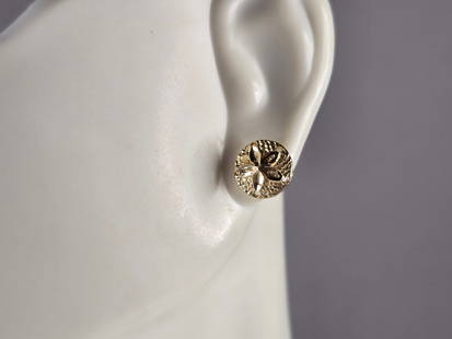 Womens Vintage Estate 14K Yellow Gold Stud Sand Dollar Earrings: A LOVELY PAIR OF WOMENS VINTAGE ESTATE 14K YELLOW GOLD STUD SAND DOLLAR EARRINGS. THE EARRINGS WEIGH 1.2g, AND MEASURE 3/8" BY 3/8". ANY QUESTIONS, PLEASE DON'T HESITATE TO ASK. BE SURE TO CHECK