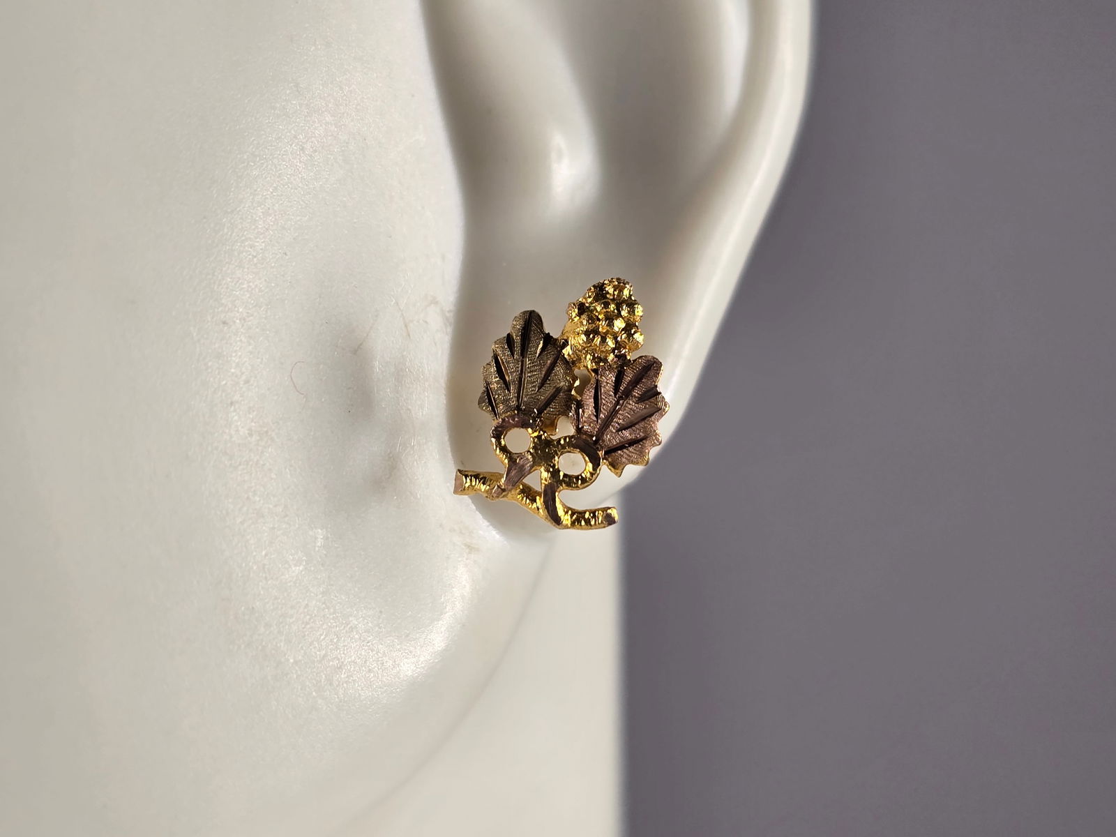 Womens Vintage Estate 10K Gold Grape Leaf Stud Earrings (1 of 4)