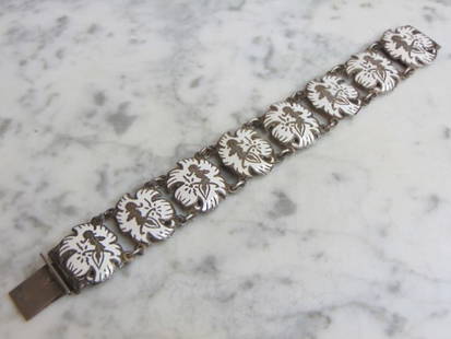 Womens Vintage Estate Sterling Silver Bracelet: FOR SALE IS A LOVELY VINTAGE ESTATE .925 STERLING SILVER BRACELET. BRACELET MEASURES 7 1/2" LONG BY 1" WIDE AND WEIGHS 36.4g. THIS WOULD MAKE A LOVELY GIFT FOR THAT SOMEONE SPECIAL. ANY