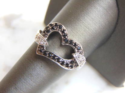 Womens Vintage Sterling Silver Onyx Stone Heart Ring: FOR SALE IS THIS WONDERFUL WOMENS VINTAGE ESTATE STERLING SILVER ONYX STONE HEART RING. NOT SURE IF STONES ARE REAL OR MAN MADE. THE RING WEIGHS 5g, AND IS A SIZE 8.75. ANY QUESTIONS PLEASE DO NOT
