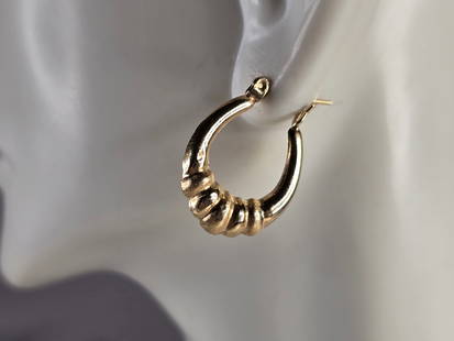 Pr Womens Vintage Estate 14K Yellow Gold Hoop Earrings: A LOVELY PAIR OF WOMENS VINTAGE ESTATE 14K YELLOW GOLD HOOP EARRINGS. THE EARRINGS WEIGH 1.4g, AND MEASURE 3/4" LONG BY 5/8" WIDE. EARRINGS ARE MARKED 14K AT THE HINGE. ANY QUESTIONS, PLEASE DON'T HES