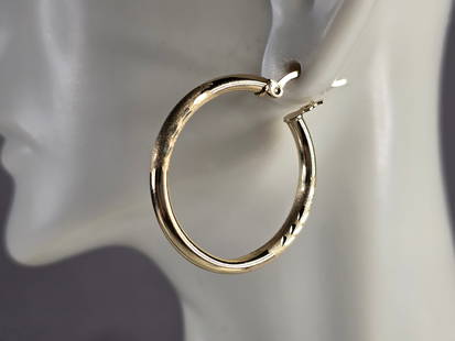 Pr Womens Vintage Estate 14K Yellow Gold Hoop Earrings: A PAIR OF WOMENS 14K YELLOW GOLD HOOP EARRINGS. THE EARRINGS WEIGH 3.0g, AND MEASURE 1 1/4". EARRINGS ARE HOLLOW. EARRINGS ARE MARKED ON THE STEM. THIS MAKES A LOVELY GIFT FOR THAT SOMEONE
