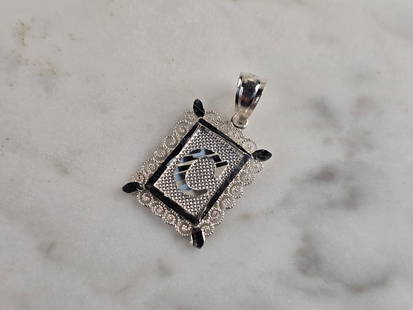 Womens Sterling Silver Initial Letter " C " Pendant: A WOMENS STERLING SILVER INITIAL LETTER "C" PENDANT. PENDANT WEIGHS 1.0g AND MEASURES 7/8" LONG BY 1/2" WIDE. MAKES A GREAT GIFT FOR THAT SOMEONE SPECIAL. ANY QUESTIONS, PLEASE ASK. BE SURE TO