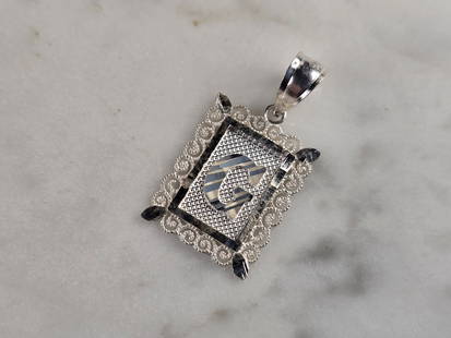 Womens Sterling Silver Initial Letter " G " Pendant: A WOMENS STERLING SILVER INITIAL LETTER "G" PENDANT. PENDANT WEIGHS 1.0g AND MEASURES 7/8" LONG BY 1/2" WIDE. MAKES A GREAT GIFT FOR THAT SOMEONE SPECIAL. ANY QUESTIONS, PLEASE ASK. BE SURE TO