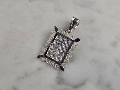 Womens Sterling Silver Initial Letter " L " Pendant: A WOMENS STERLING SILVER INITIAL LETTER "L" PENDANT. PENDANT WEIGHS 1.0g AND MEASURES 7/8" LONG BY 1/2" WIDE. MAKES A GREAT GIFT FOR THAT SOMEONE SPECIAL. ANY QUESTIONS, PLEASE ASK. BE SURE TO