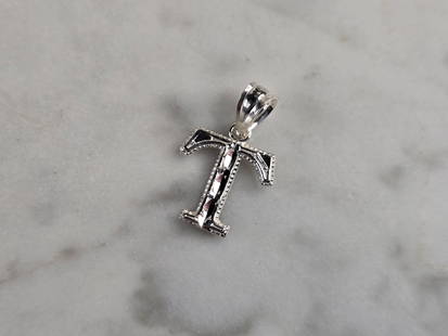 Womens Sterling Silver Initial Letter " T " Pendant: A WOMENS STERLING SILVER INITIAL LETTER "T" PENDANT. PENDANT WEIGHS 0.3g AND MEASURES 5/8" LONG BY 3/8" WIDE. MAKES A GREAT GIFT FOR THAT SOMEONE SPECIAL. ANY QUESTIONS, PLEASE ASK. BE SURE TO