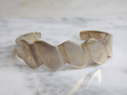 Womens Vintage Sterling Silver Modernist Cuff Bracelet: FOR SALE IS A LOVELY VINTAGE ESTATE .925 STERLING SILVER MODERNIST CUFF BRACELET THAT MEASURES 5 1/2" LONG BY 5/8" WIDE AND WEIGHS 30.6g. THIS WOULD MAKE A LOVELY GIFT FOR THAT SOMEONE SPECIAL. 