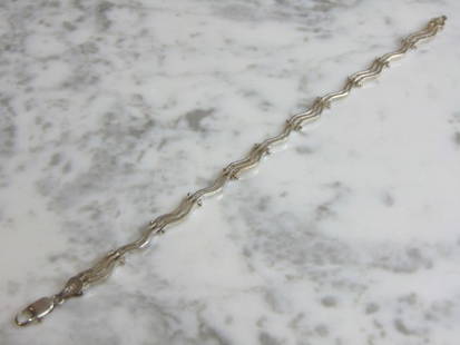 Womens Vintage Estate Sterling Silver Link Bracelet: FOR SALE IS A LOVELY VINTAGE ESTATE .925 STERLING SILVER LINK BRACELET THAT MEASURES 8" LONG BY 3/8" WIDE AND WEIGHS 10.3g. THIS WOULD MAKE A LOVELY GIFT FOR THAT SOMEONE SPECIAL. ANY QUESTIONS, PLEAS