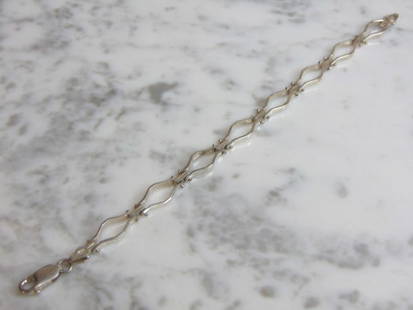Womens Vintage Estate Sterling Silver Link Bracelet: FOR SALE IS A LOVELY VINTAGE ESTATE .925 STERLING SILVER LINK BRACELET THAT MEASURES 7 3/4" LONG BY 1/4" WIDE AND WEIGHS 8.8g. THIS WOULD MAKE A LOVELY GIFT FOR THAT SOMEONE SPECIAL. ANY QUESTIONS, PL