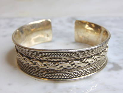 Womens Vintage Estate Sterling Silver Cuff Bracelet: FOR SALE IS A LOVELY VINTAGE ESTATE .925 STERLING SILVER CUFF BRACELET. BRACELET MEASURES 6 1/2" LONG BY 3/4" WIDE AND WEIGHS 45.7g. THIS WOULD MAKE A LOVELY GIFT FOR THAT SOMEONE SPECIAL. ANY QUESTIO