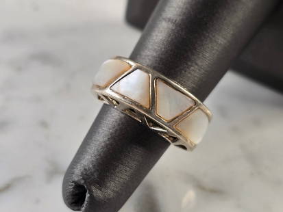 Womens Vintage Estate Sterling Silver Mother of Pearl Ring: A WOMENS VINTAGE ESTATE STERLING SILVER MOTHER OF PEARL RING. THE RING WEIGHS 6.2g, AND IS A SIZE 5.0. THE WIDTH OF THE RING IS 3/8". ANY QUESTIONS PLEASE DO NOT HESITATE TO ASK. BE SURE TO CHECK