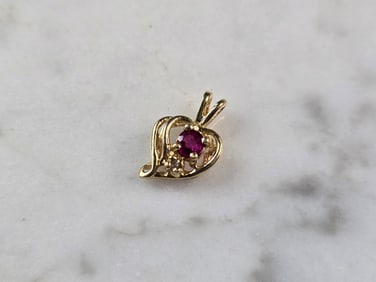 Womens Vintage Estate 14K Yellow Gold Garnet Heart Pendant