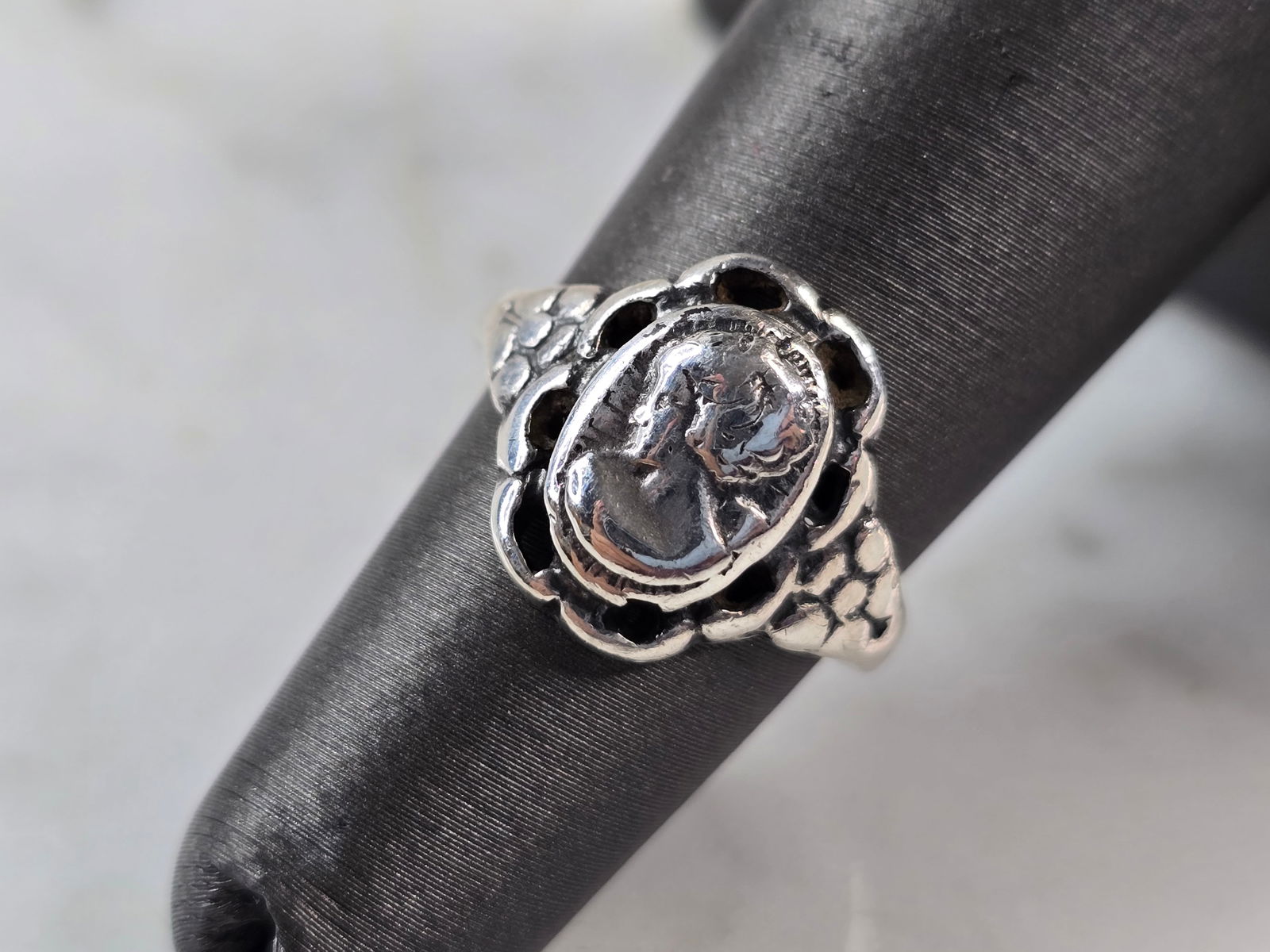 Womens Vintage Estate Sterling Silver Victorian Cameo Ring: A WOMENS VINTAGE ESTATE STERLING SILVER VICTORIAN CAMEO RING. THE RING SIZE IS A 5.0, AND WEIGHS 3.5g. FACE OF THE RING MEASURES 1/2" LONG. THIS WOULD MAKE A NICE GIFT FOR THAT SOMEONE SPECIAL. ANY OT