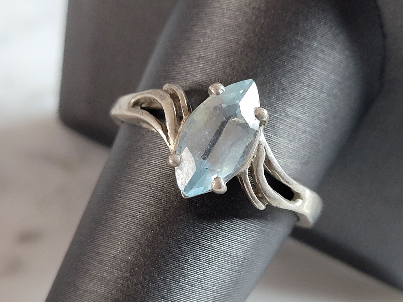 Womens Vintage Estate Sterling Silver Topaz Colored Ring: A WOMENS VINTAGE ESTATE STERLING SILVER TOPAZ COLORED RING. NOT SURE IF THE STONE IS REAL OR NOT. THE RING WEIGHS 3.1g, AND IS A SIZE 10.25. THE WIDTH OF THE RING IS 1/2". RING IS MARKED ON THE INSIDE