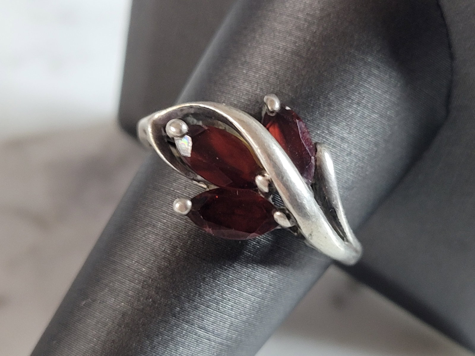 Womens Vintage Estate Sterling Silver Garnet Colored Ring: A WOMENS VINTAGE ESTATE STERLING SILVER GARNET COLORED RING. NOT SURE IF THE STONES ARE REAL OR NOT. THE RING WEIGHS 4.0g, AND MEASURES 1/2" WIDE. THE SIZE OF THE RING IS A 9.75. RING IS MARKED ON THE