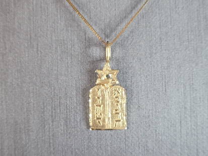 Womens Vintage Estate 14K Gold Jewish Judaica Pendant Necklace: A WOMENS VINTAGE ESTATE 14K YELLOW GOLD JUDAICA PENDANT WITH NECKLACE. THE PENDANT WITH THE NECKLACE WEIGHS 2.4g. PENDANT MEASURES 1" LONG BY 3/8" WIDE. THE NECKLACE MEASURES 18" LONG. THE NECKLACE IS